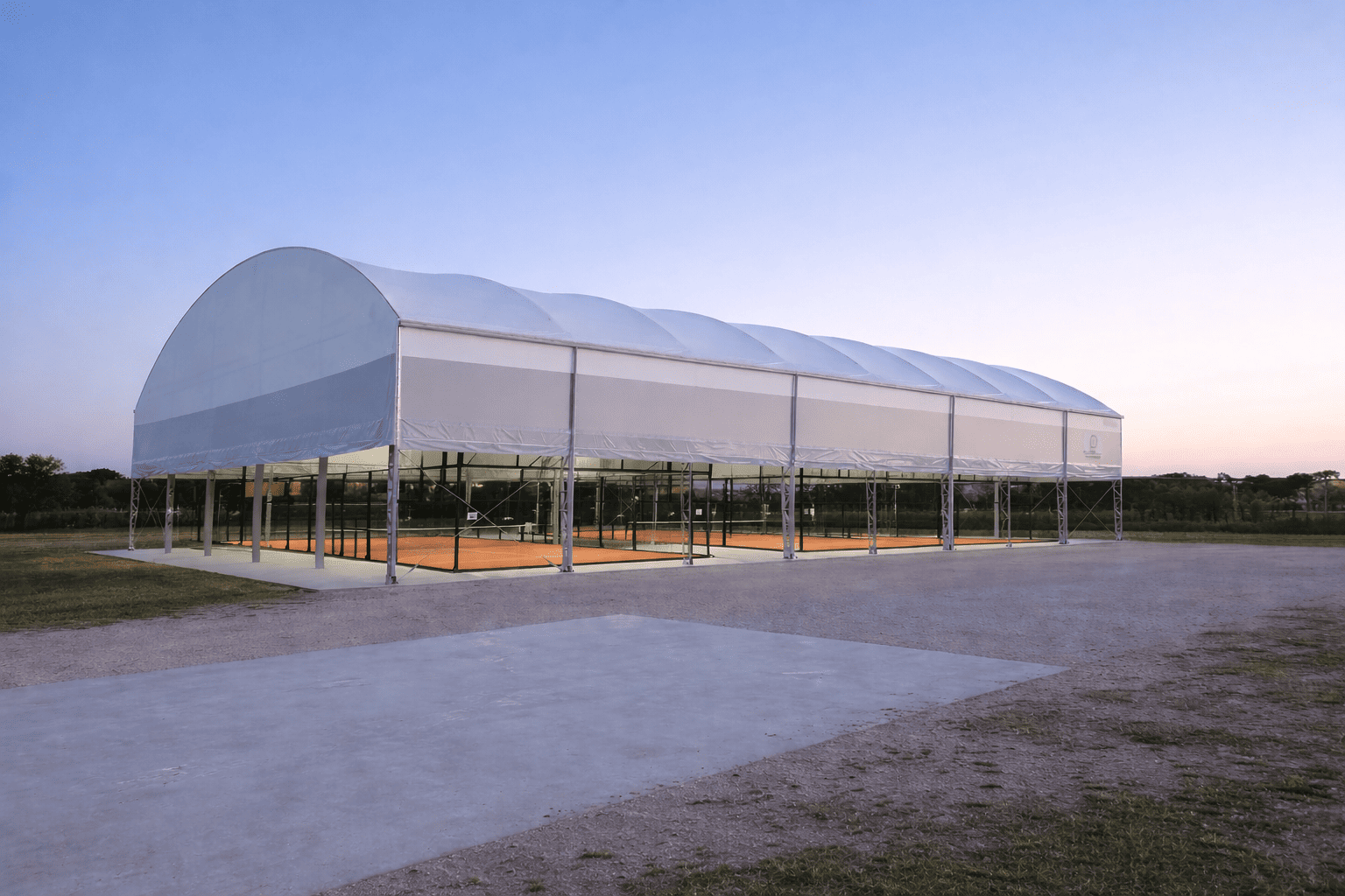 Kanopi membrane lapangan padel PT Global Tensile Membrane, struktur tensile bentang lebar tanpa tiang tengah