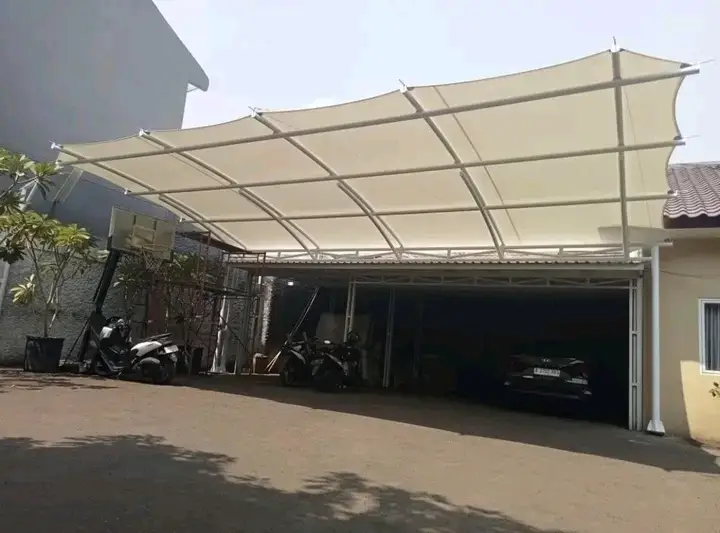 Atap kanopi membrane tensile terpasang di garasi rumah