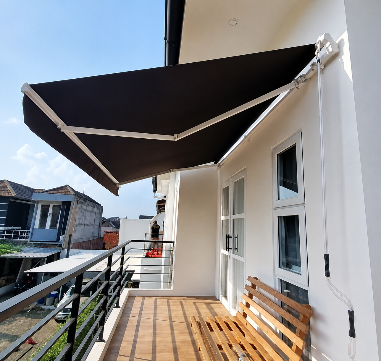 Detail rangka dan mekanisme gulung kanopi awning di area teras