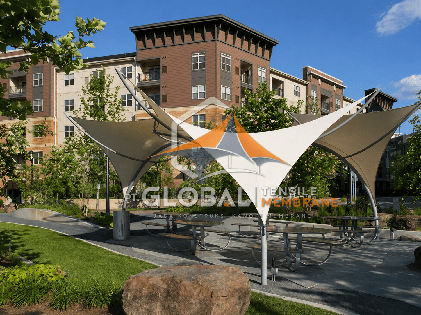 Instalasi tensile membrane taman modern