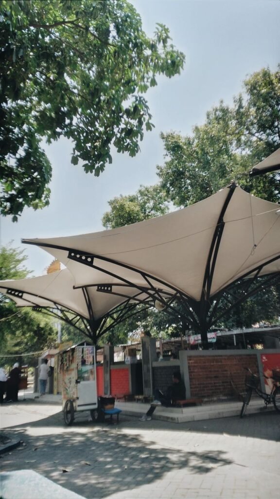 Kanopi Membran Taman Outdoor dengan Desain Modern